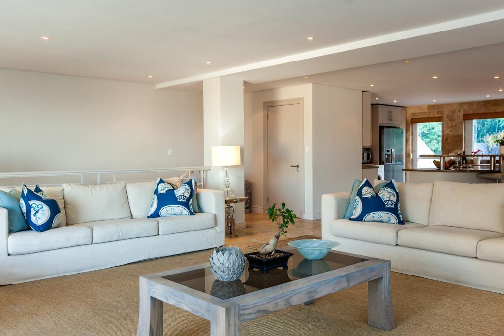 Villa On Slopes Of Geneva Drive Cape Town
