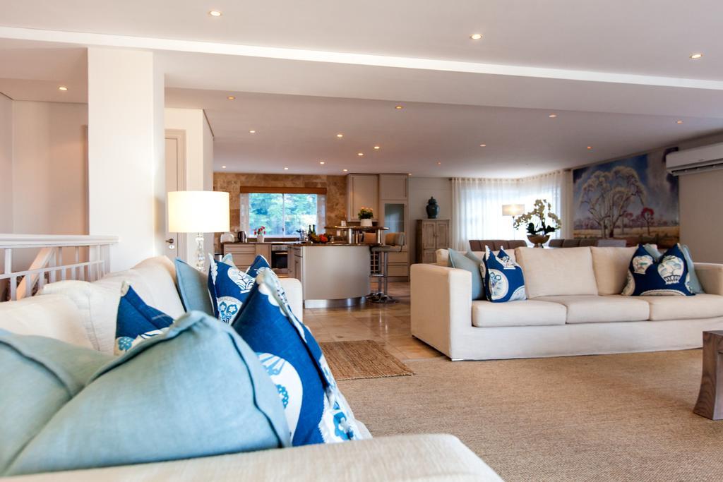 Villa On Slopes Of Geneva Drive *