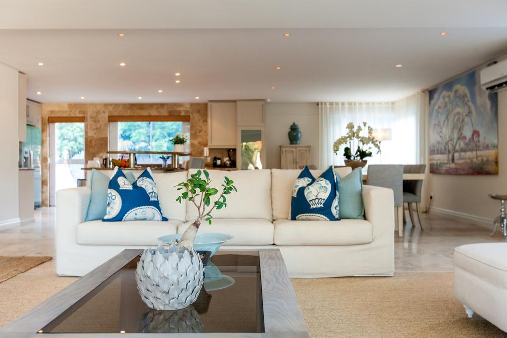 Villa On Slopes Of Geneva Drive Cape Town