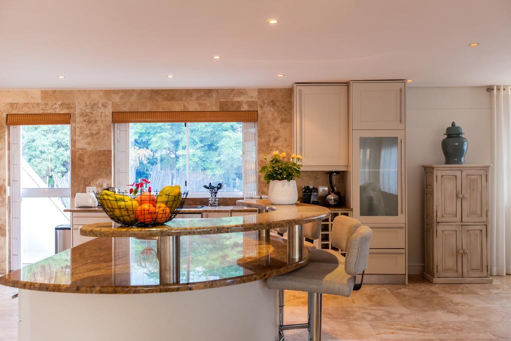Villa On Slopes Of Geneva Drive *